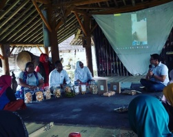 Prodi MIK bekerjasama dengan Program Jabar Bergerak Divisi Pariwisata Kuliner dan Budaya Melaksanakan Bimbingan Kemasan Makanan Tradisi di Desa Cibuluh Kabupaten Subang