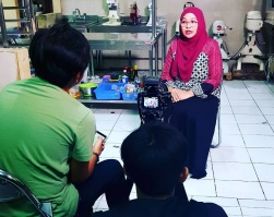 Dosen MIK Diwawancarai oleh Tim Pembuatan FIlm Dokumenter Ekonomi Kreatif Dinas Pariwisata Kota Bandung