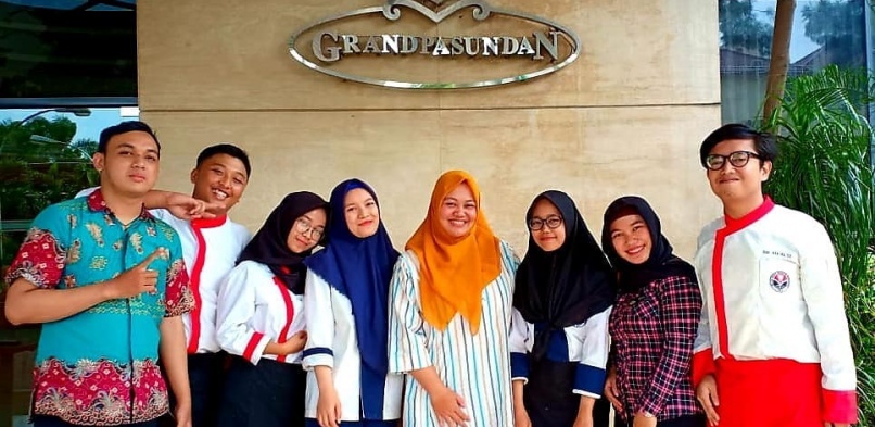 Indonesian Gastronomy Chef and Lecturer of Program Study Catering Industry Management Monitoring Student who Doing on the Job Training at Grand Pasundan Convention Hotel Peta